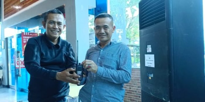 H Bisri Mustofa Serahkan Handy Talkie (HT) kepada relawan info bencana Kota Balikpapan Ruslan, pada pada hari Senin (23/10/2023). Foto: BorneoFlash.com/Niken Sulastri.
