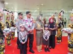 Kapolda Kaltim yang baru Irjen Pol Drs. Nanang Avianto, M.Si. saat tiba di VIP Bandara SAMS Sepinggan Balikpapan yang disambut dengan tarian daerah, Senin (23/10/2023). Foto: HO/Humas Polda Kaltim.