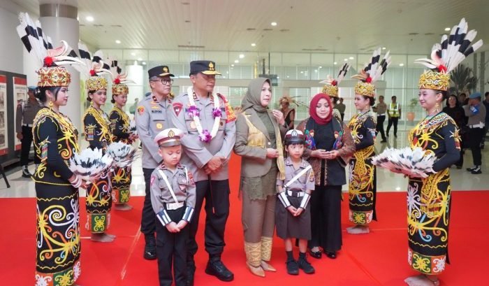 Kapolda Kaltim yang baru Irjen Pol Drs. Nanang Avianto, M.Si. saat tiba di VIP Bandara SAMS Sepinggan Balikpapan yang disambut dengan tarian daerah, Senin (23/10/2023). Foto: HO/Humas Polda Kaltim.