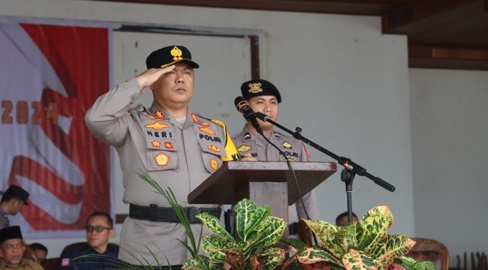 Kapolres Kutai Barat, AKBP Heri Rusyaman bertindak selaku Inspektur Upacara Apel gelar Pasukan Ops Mantap Brata Mahakam 2023-2024 di Alun-Alun Itho, Selasa (17/10/2023). Foto: BorneoFlash.com/Lilis.