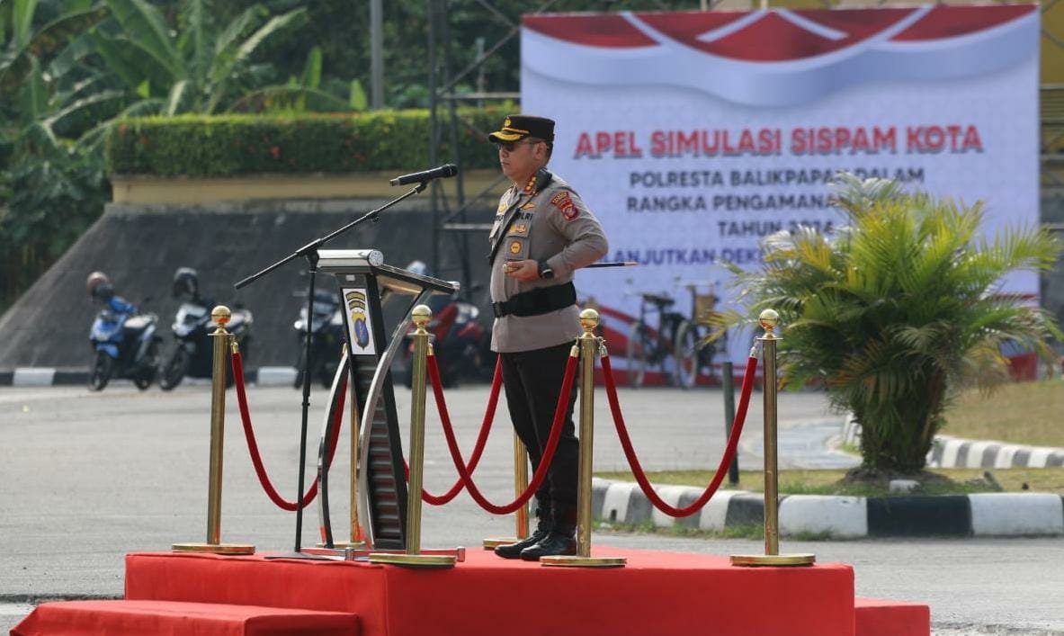 Kapolresta Balikpapan Kombes Pol Anton Firmanto, Pimpin Apel simulasi Sistem Pengamanan Kesiapan Kota (Sispamkota), dalam rangka pengamanan pemilu tahun 2024, di Halaman Balikpapan Sport Convention Center (BSCC/DOME) pada hari Senin (2/10/2023). Foto: BorneoFlash.com/Niken Sulastri.