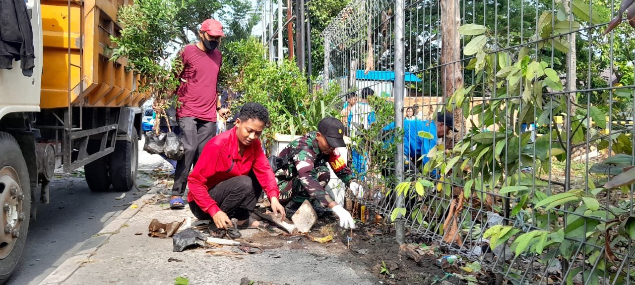 Karya Bhakti di Madrasah Tsanawiyah Negeri 1 Balikpapan, yang berada di Jalan Ahmad Yani No.19 RT. 61 Kelurahan Muara Rapak Kecamatan Balikpapan Utara pada hari Minggu (08/10/2023). Foto: BorneoFlash.com/Niken Sulastri.