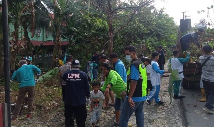 Karya Bhakti di Madrasah Tsanawiyah Negeri 1 Balikpapan, yang berada di Jalan Ahmad Yani No.19 RT. 61 Kelurahan Muara Rapak Kecamatan Balikpapan Utara pada hari Minggu (08/10/2023). Foto: BorneoFlash.com/Niken Sulastri.