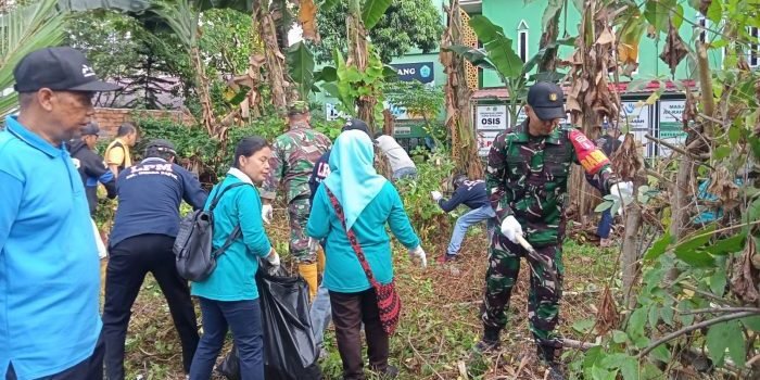 Karya Bhakti di Madrasah Tsanawiyah Negeri 1 Balikpapan, yang berada di Jalan Ahmad Yani No.19 RT. 61 Kelurahan Muara Rapak Kecamatan Balikpapan Utara pada hari Minggu (08/10/2023). Foto: BorneoFlash.com/Niken Sulastri.