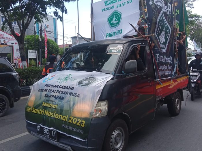 Kendaraan hias mengikuti pawai kirab dalam rangka memperingati Hari Santri Nasional (HSN) Tahun 2023 di Kota Balikpapan pada hari Minggu, (15/10/2023). Foto: BorneoFlash.com/Niken Sulastri.