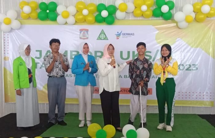 Kepala Dinas Kesehatan Kota (DKK) Balikpapan, dr Andi Sri Juliarty bersama peserta lomba Jambore UKS, di Lantai 8 Gedung Parkir, pada hari Rabu (4/10/2023). Foto: BorneoFlash.com/Niken Sulastri.