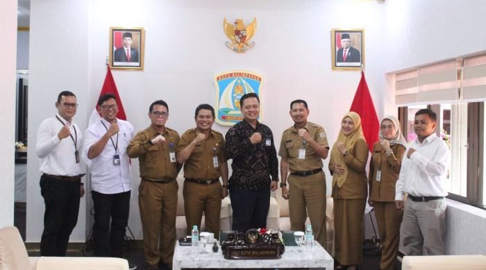 Kepala Kantor Wilayah V Komisi Pengawas Persaingan Usaha Kalimantan F.Y. Andriyanto beserta jajaran saat bertemu Asisten I Bidang Bidang Tata Pemerintahan Seketariat Daerah Kota Balikpapan, Zulkifli di Ruang VIP Balai Kota, pada hari Senin (16/10/2023). Foto: BorneoFlash.com/Ist.