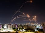 Ketika Iron Dome Kewalahan membendung roket Hamas. Foto: IST/Reuters/Amir Cohen