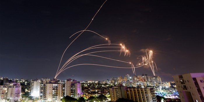 Ketika Iron Dome Kewalahan membendung roket Hamas. Foto: IST/Reuters/Amir Cohen