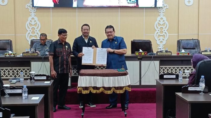 Ketua DPRD Balikpapan H Abdulloh bersama Wakil Ketua II DPRD Balikpapan, Sabaruddin Panrecalle saat mengumumkan Laisa Hamisah saat Rapat Paripurna, di Ruang Rapat DPRD Balikpapan pada hari Senin (30/10/2023). Foto: BorneoFlash.com/Niken Sulastri.