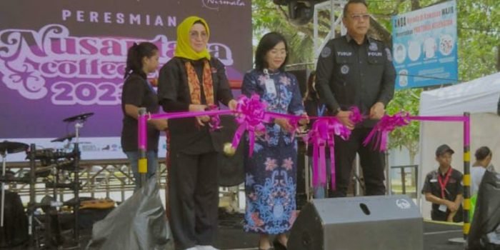 (Ki:Ka) Ketua Panitia Pelaksana, Hj Etty Subagyo, Kepala Dinas Pemuda Olahraga dan Pariwisata Kota Balikpapan dr Ratih Kusuma dan Kabid Humas Polda Kaltim, Kombes Pol Yusuf Sutejo saat membuka Nusantara Coffee Events di Halaman Parkir Balikpapan Tennis St