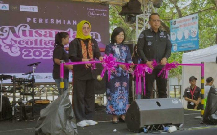 (Ki:Ka) Ketua Panitia Pelaksana, Hj Etty Subagyo, Kepala Dinas Pemuda Olahraga dan Pariwisata Kota Balikpapan dr Ratih Kusuma dan Kabid Humas Polda Kaltim, Kombes Pol Yusuf Sutejo saat membuka Nusantara Coffee Events di Halaman Parkir Balikpapan Tennis Stadium. Kamis (12/10/2023). Foto: BorneoFlash.com/Niken Sulastri.