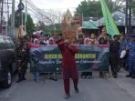 Kirab Budaya Gunungan yang mengambil tema "Nusantara Bersatu dalam Kebhinekaan” berlangsung di Sasono Agung Suryo Alam, pada hari Minggu (15/10/2023). Foto: BorneoFlash.com/Niken Sulastri.