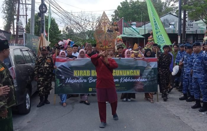 Kirab Budaya Gunungan yang mengambil tema "Nusantara Bersatu dalam Kebhinekaan” berlangsung di Sasono Agung Suryo Alam, pada hari Minggu (15/10/2023). Foto: BorneoFlash.com/Niken Sulastri.