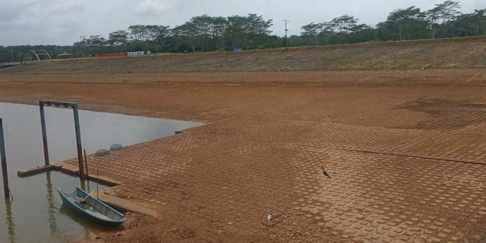 Kondisi waduk teritip yang berada di Kecamatan Balikpapan Timur Kota Balikpapan, pada hari Minggu (1/10/2023). Foto: BorneoFlash.com/Niken Sulastri.