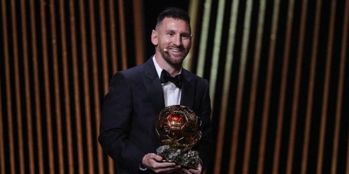 Lionel Messi resmi raih Ballon d'Or. Foto: AFP/FRANCK FIFE.