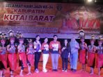 Lomba festival tarian daerah tradisional pesisir dalam rangkaian kegiatan Dahau yaitu Hari Ulang Tahun (HUT) Kutai Barat ke 24 tahun, yang dilaksanakan di Panggung Taman Budaya Sendawar(TBS), Rabu (25/10/2023). Foto: BorneoFlash.com/Ist.