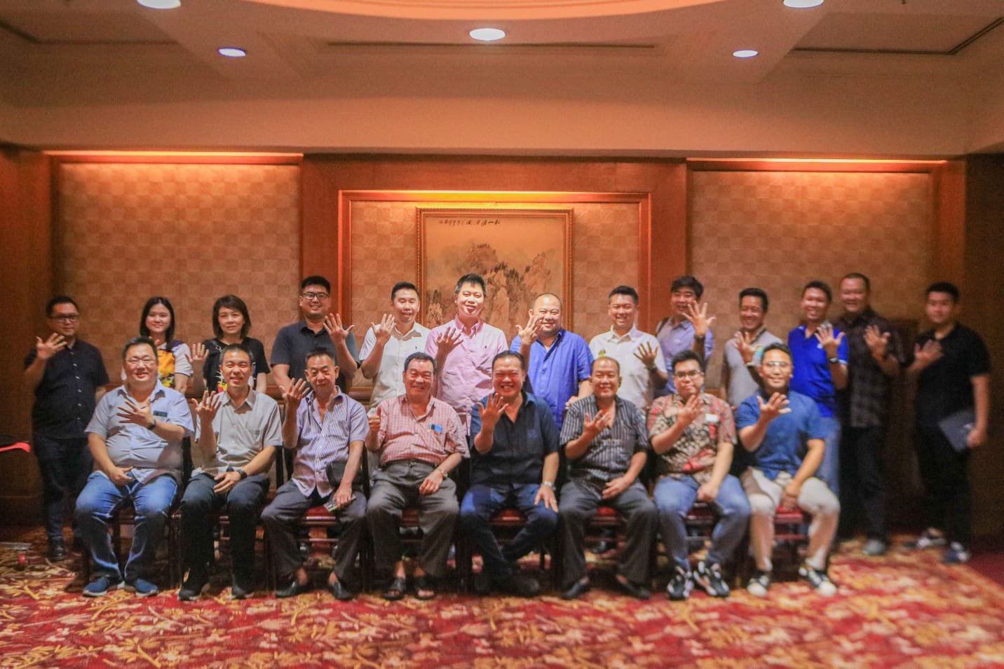 Manajemen Astra UD Trucks bersama Chief Executive Astra UD Trucks, Winarto Martono. Foto: BorneoFlash.com/Ist.