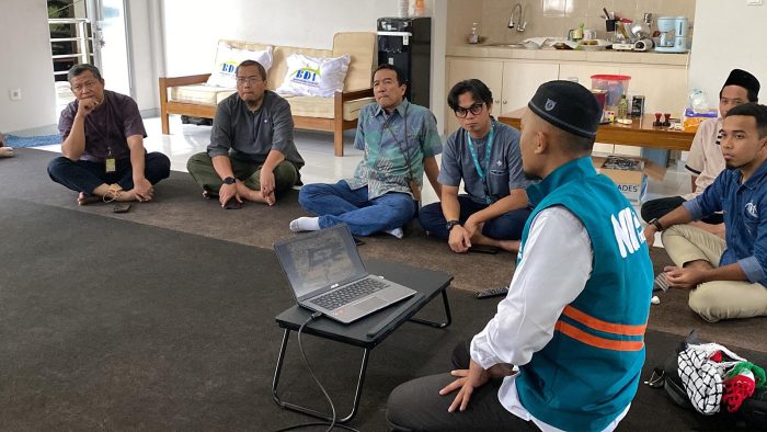 Manager Cabang Nurul Hayat Balikpapan M. Adib saat menjelaskan jalur pendistribusian bantuan untuk Palestina kepada Manajemen BDI PHM. Foto: BorneoFlash.com/Ist.