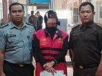 Mantan Kepala Desa Linggang Marimun Kutai Barat, DH (tengah) didampingi Petugas Lapas dan Kejari didakwa pidana selama 4 tahun penjara akibat tindak pidana korupsi atas dana Desa. Foto: BorneoFlash.com/Ist.