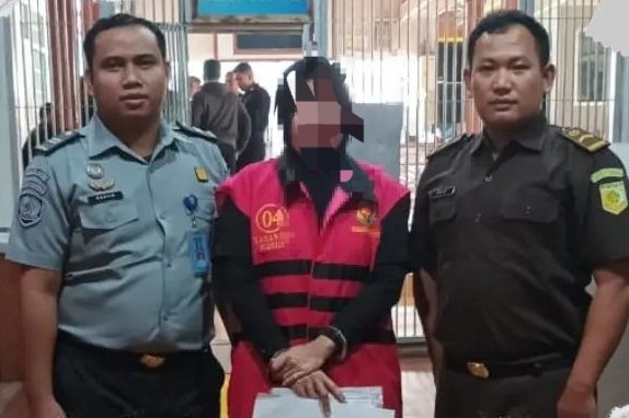 Mantan Kepala Desa Linggang Marimun Kutai Barat, DH (tengah) didampingi Petugas Lapas dan Kejari didakwa pidana selama 4 tahun penjara akibat tindak pidana korupsi atas dana Desa. Foto: BorneoFlash.com/Ist.