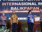 Menteri Lingkungan Hidup dan Kehutanan Siti Nurbaya menyerahkan penghargaan Kepada PT Kilang Pertamina Internasional (KPI) Unit Balikpapan atas kontribusinya terhadap perubahan iklim, di Gedung Auditorium Manggala Wanabakti Jakarta, Selasa (24/10/2023). Foto: HO/Kpi Unit Balikpapan.