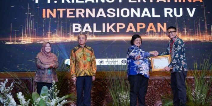 Menteri Lingkungan Hidup dan Kehutanan Siti Nurbaya menyerahkan penghargaan Kepada PT Kilang Pertamina Internasional (KPI) Unit Balikpapan atas kontribusinya terhadap perubahan iklim, di Gedung Auditorium Manggala Wanabakti Jakarta, Selasa (24/10/2023). F