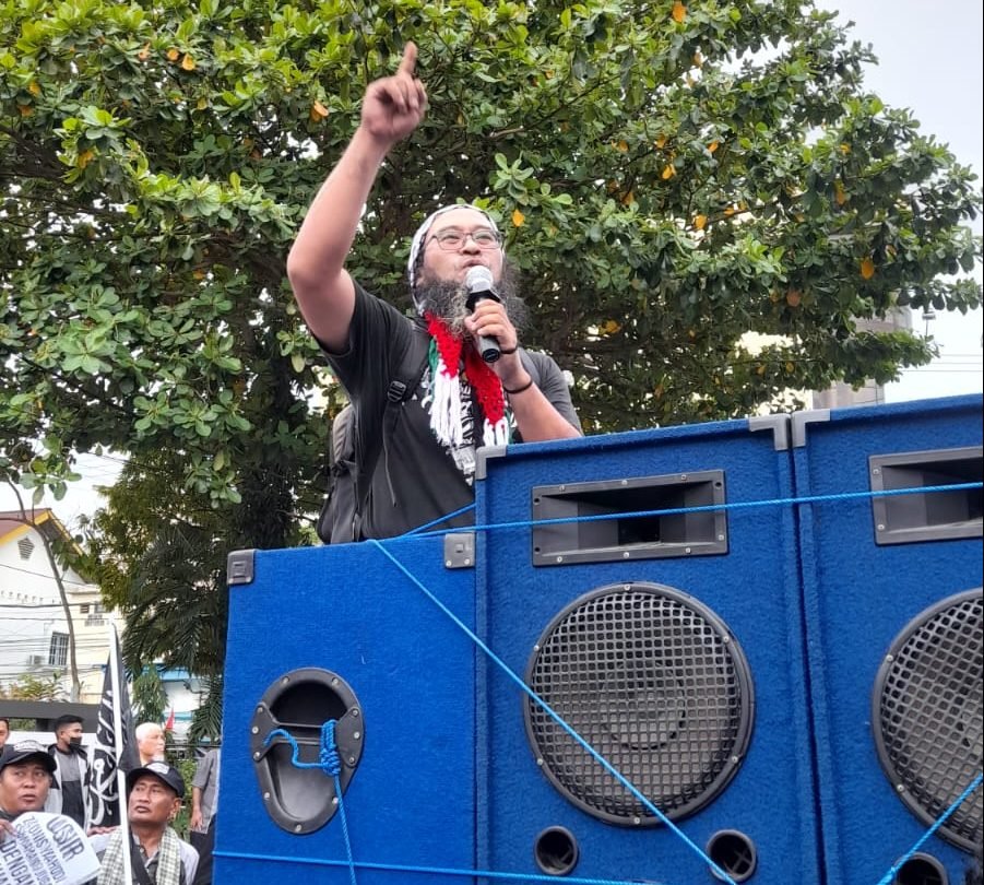 Orasi dari Ia Kurniawan saat Aksi Bela Palestina di simpang tiga Plaza Balikpapan, Sabtu (21/10/2023). Foto: BorneoFlash.com/Ardian.