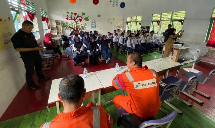 PHM Berhasil mendorong puluhan pekerjanya untuk kembali aktif dalam Program PHM Mengajar yang dilaksanakan di wilayah sekitar lapangan migas SPS, HCA, NPU, SPU dan CPU di Kalimantan Timur. Foto: HO/PHM.