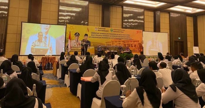 PPPK Kota Balikpapan saat mengikuti orientasi kurikulum pengenalan nilai dan etika, di Ballroom Novotel Balikpapan pada hari Kamis (12/10/2023). Foto: BorneoFlash.com/Niken Sulastri.