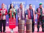 Pemkab Kubar Diwakili Kepala Dinas Pariwisata Kutai Barat, Yuyun Diah Setyorini (dua kanan) saat pembukaan Festival 3 Danau di lapangan sepak bola Kampung Jan, Kecamatan Jempang, Senin (9/10/2023). Foto: BorneoFlash.com/Lilis.