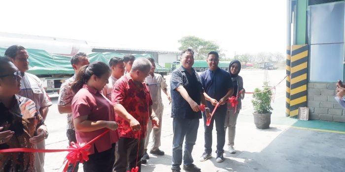 Pemotongan pita oleh Chief Executive Astra UD Trucks, Winarto Martono. Foto: BorneoFlash.com/Ist.