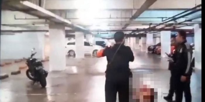 Perempuan diduga Dini terkapar di sebuah parkir basement, diduga setelah mengalami penganiayaan di Blackhole KTV Surabaya. (Foto: Istimewa)