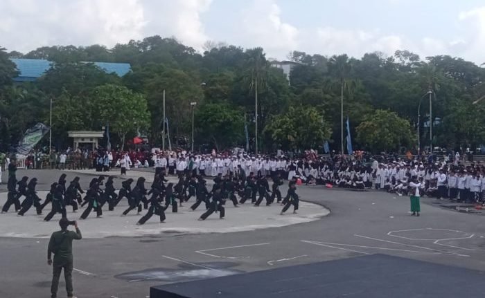 Peringatan Hari Santri 2023 di Kota Balikpapan, dirangkai dengan penampilan Pencak Silat dari Pagar Nusa dan Marching Band dari Madrasah Tsanawiyah (MTS) Negeri 2 Balikpapan, pada hari Minggu (22/10/2023). Foto: BorneoFlash.com/Niken Sulastri.