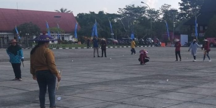 Peserta lomba tradisional Belogo saling unjuk kebolehan dalam memainkan lomba tradisional belogo yang berlangsung di halaman TBS pada Jumat siang (27/10/2023). Foto: BorneoFlash.com/Ist.