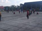 Pertunjukan Lomba tradisional Belogo yang ditampilkan pada rangkaian Festival Dahau dalam rangka menyambut Hari Ulang Tahun ke-24 Kabupaten Kutai Barat (Kubar) Kalimantan Timur yang berlangsung di halaman TBS pada Jumat siang (27/10/2023). Foto: BorneoFlash.com/Ist.