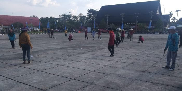 Pertunjukan Lomba tradisional Belogo yang ditampilkan pada rangkaian Festival Dahau dalam rangka menyambut Hari Ulang Tahun ke-24 Kabupaten Kutai Barat (Kubar) Kalimantan Timur yang berlangsung di halaman TBS pada Jumat siang (27/10/2023). Foto: BorneoFla