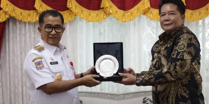 Pj Gubernur Kalimantan Timur Dr Akmal Malik menerima audiensi Bupati Mahulu Bonifasius Belawan Geh yang didampingi Sekda Mahulu Stephanus Madang, di rumah jabatan Gubernur Kaltim, Pendopo Odah Etam, Rabu (11/10/2023). Foto: Prokopim Mahulu.