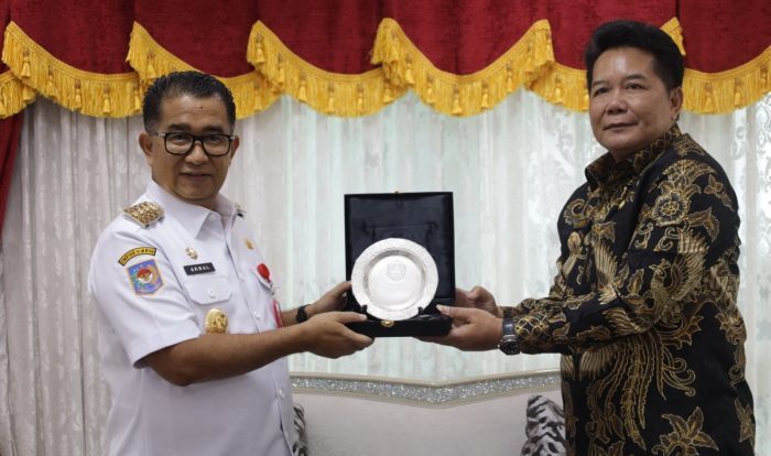 Pj Gubernur Kalimantan Timur Dr Akmal Malik menerima audiensi Bupati Mahulu Bonifasius Belawan Geh yang didampingi Sekda Mahulu Stephanus Madang, di rumah jabatan Gubernur Kaltim, Pendopo Odah Etam, Rabu (11/10/2023). Foto: Prokopim Mahulu.