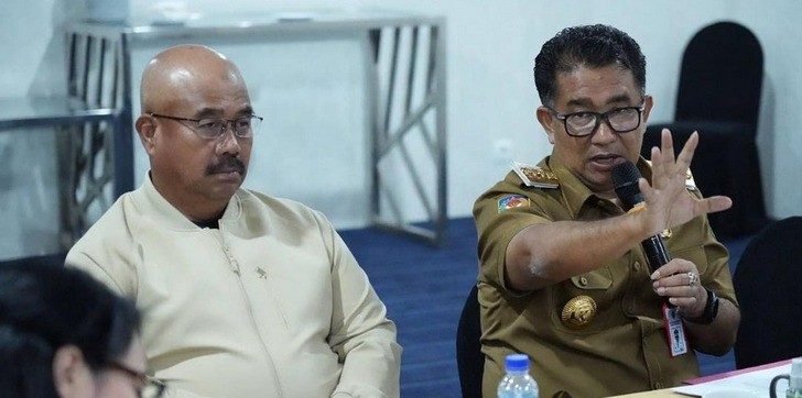 Pj Gubernur Kaltim Akmal Malik bersama Bupati Kukar, Edi Damansyah di Hotel Platinum Balikpapan, Senin (23/10/2023) malam. Foto: HO/Biro Adpim Setdaprov Kaltim.