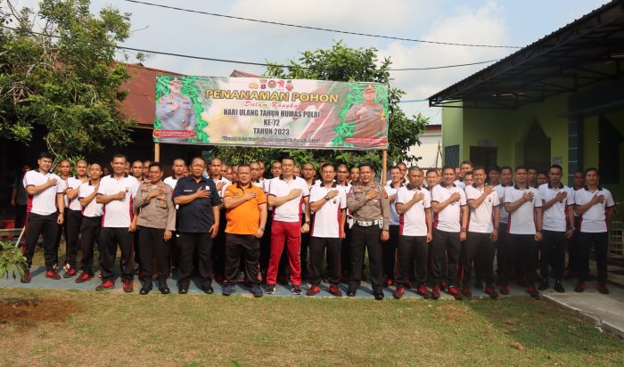 Polres Kubar melakukan kegiatan penanaman pohon di sekitaran Mako Polres Kutai Barat, Jumat (13/10/2023). Foto: HO/Humas Polres Kubar.