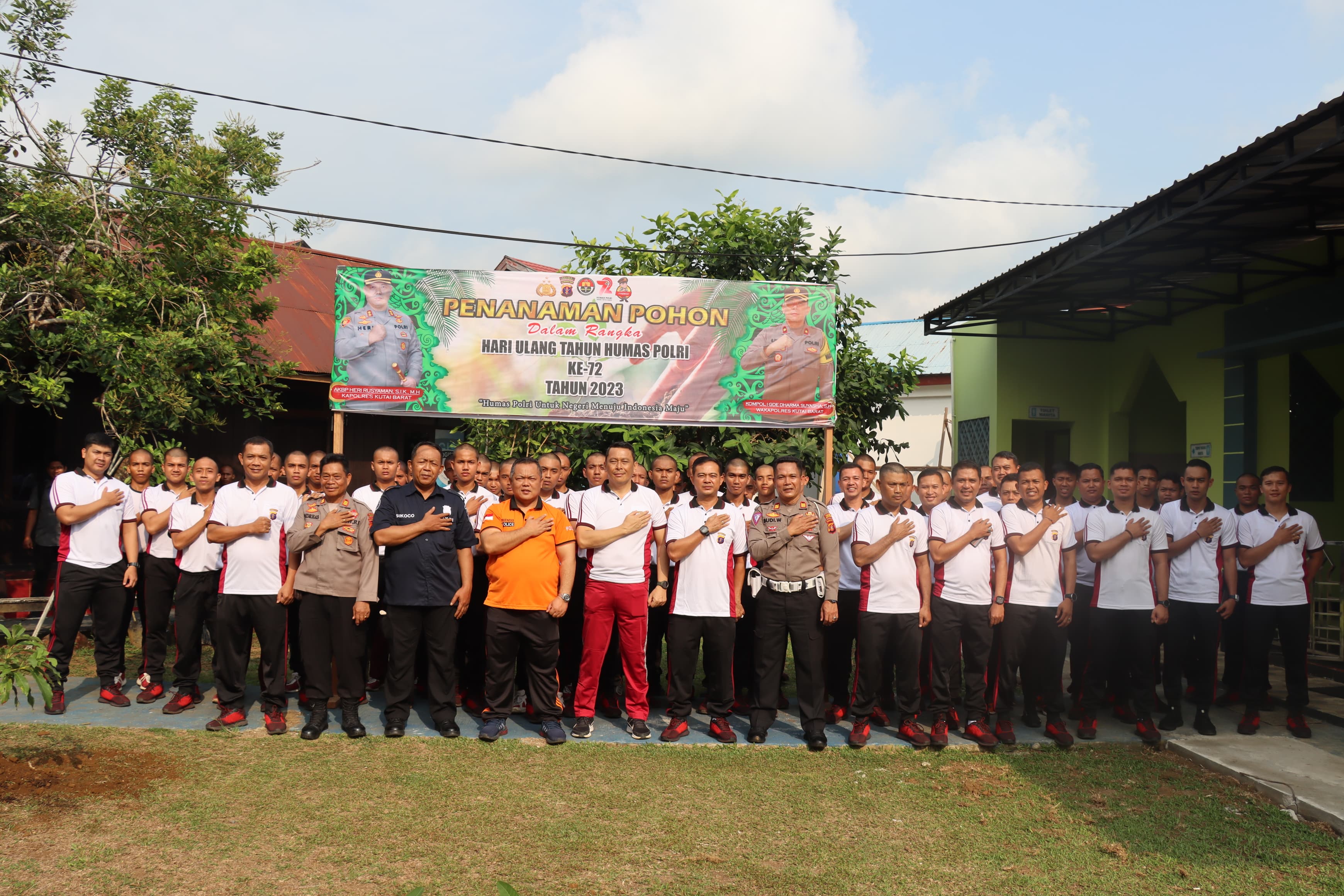 Peduli Penghijauan Lingkungan dan HUT Humas Ke-72, Polres Kubar Tanam Pohon 