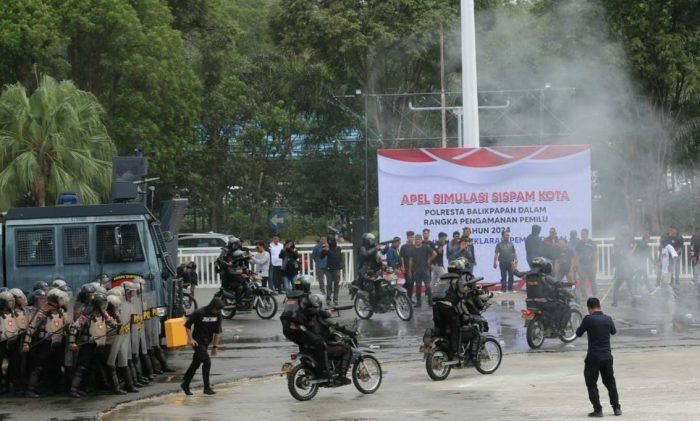 Polresta Balikpapan melakukan simulasi Sistem Pengamanan Kesiapan Kota (Sispamkota), dalam rangka pengamanan pemilu tahun 2024, di Halaman Balikpapan Sport Convention Center (BSCC/DOME) pada hari Senin (2/10/2023). Foto: BorneoFlash.com/Niken Sulastri.