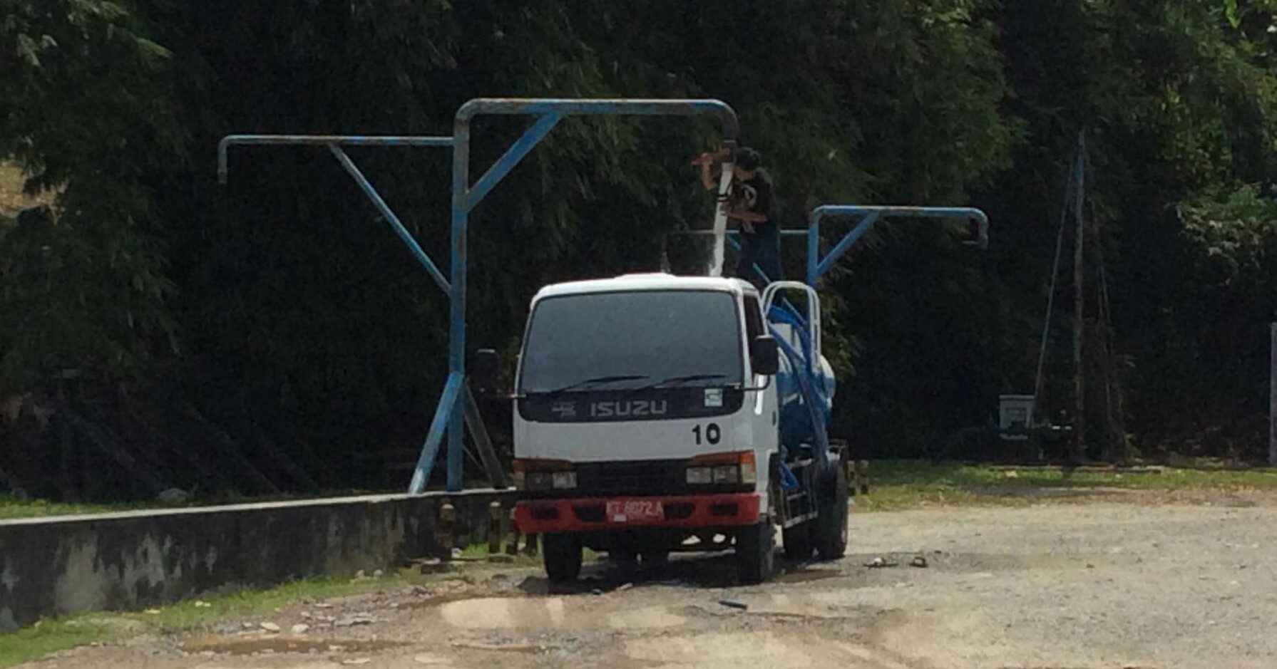 Posko Air Tangki Perumda Tirta Manuntung Balikpapan (PTMB) di depan Kantor Dinas Kependudukan dan Catatan Sipil Jalan MT Haryono. Foto: BorneoFlash.com/Ist.