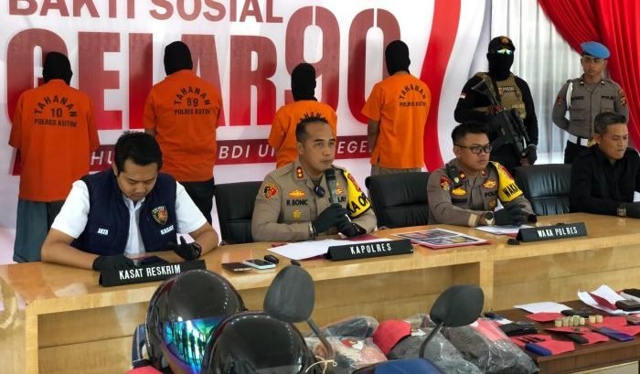 Press rilis kasus pencurian uang sebesar Rp 100 juta di dalam mobil Fortuner milik warga Kecamatan Sangatta Utara, Kabupaten Kutai Timur (Kutim). Rabu (25/10/2023). Foto: HO/Humas Polda Kaltim.