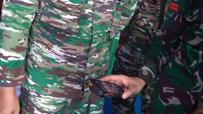 Radio milik TNI yang biasanya menggunakan HT Manual untuk berkomunikasi kini berkembang menjadi HT Android. Foto: BorneoFlash.com/Ardian.