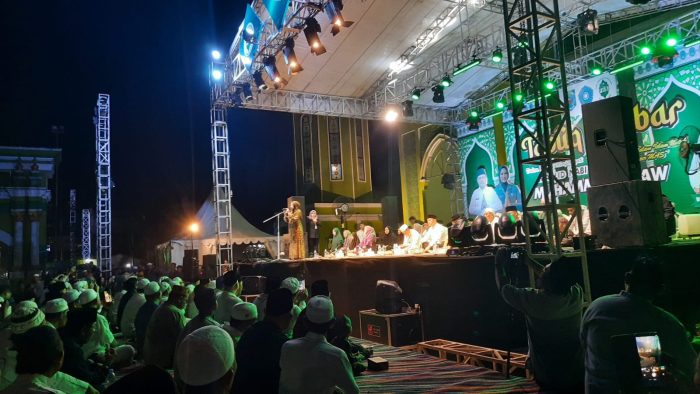 Tabligh Akbar dalam rangka memperingati Maulid Nabi Muhammad SAW, yang berlangsung di Halaman Masjid Agung Nurul Falah, Kecamatan Tanah Grogot, Kabupaten Paser, Kalimantan Timur, Minggu (8/10/2023) malam. Foto: BorneoFlash.com/Ist.