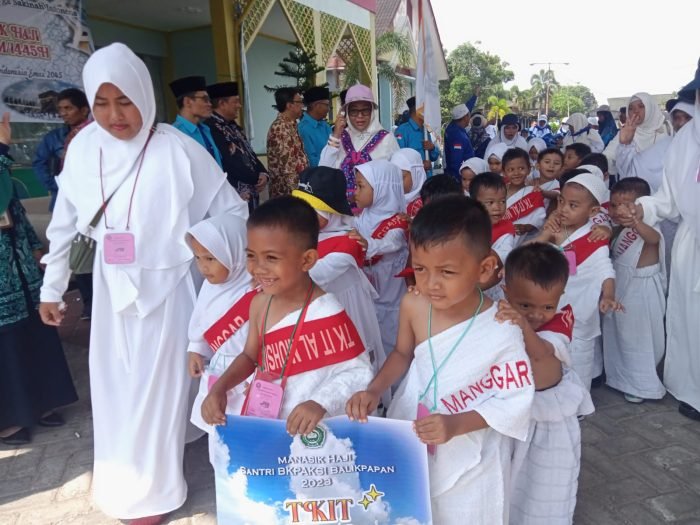 Ribuan santri TK/TPA untuk mengikuti manasik haji cilik, di Embarkasi Haji Balikpapan, pada hari Kamis (5/10/2023). Foto: BorneoFlash.com/Niken Sulastri.