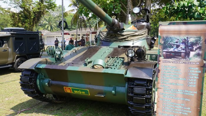 Salah satu kendaraan tempur tank Jenis AMX-13 milik TNI AD, yang terdapat pada Pameran Alutsista HUT ke-78 TNI di Lapangan Merdeka Balikpapan. Foto: BorneoFlash.com/Ardian.