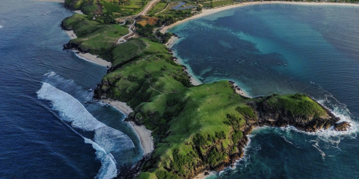 Bukit Merese: Pesona Terbit dan Terbenamnya Matahari di Mandalika yang terletak di Mandalika, Lombok. Source Foto: Instagram/reza omeds